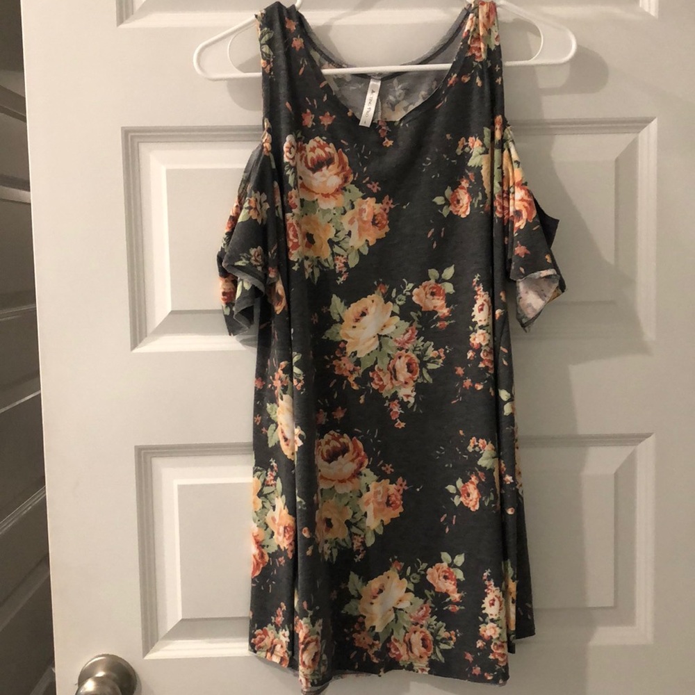 L cold-shoulder top